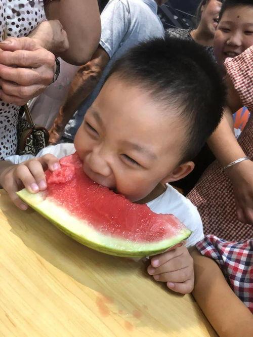 吃瓜必备姿势,轻松成为话题中心！