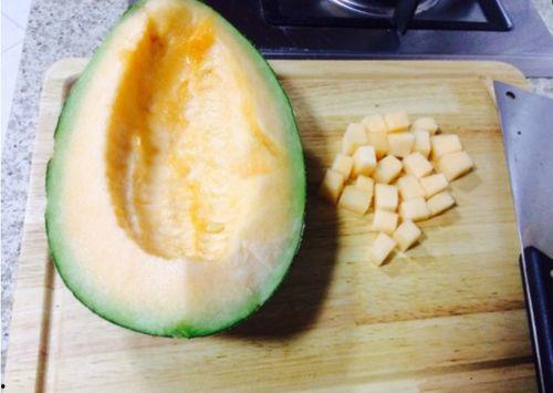 成龙吃哈密瓜,哈密瓜成新宠